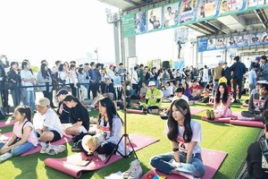 首尔举行汉江发呆大赛