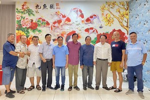 本市穗城（越秀）校友会与悉尼穗城（越秀）校友会长谭以坚（左五）合照留念，