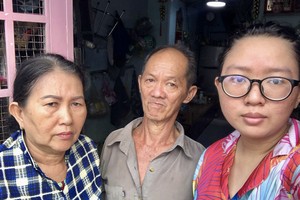 段苏虾（中）与妻子和女儿。