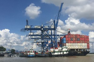 港口在装卸集装箱。（图：海燕）