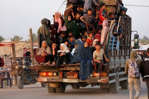 随着以色列军队加强轰炸，加沙人再次被迫逃离家园。（图：UNRWA）