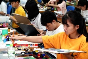 考生参加绘画天份考试。