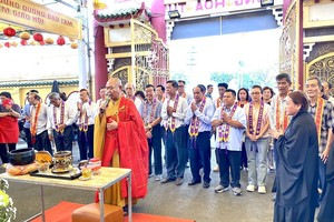 释慧功和尚、各位护法成员和善信虔诚礼佛。