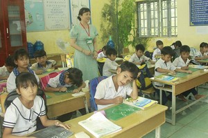 平福省蒲督县善居分校的学生正在上课。