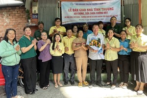 庆云南院住持周华邦与第十一郡第三坊领导向贫困户移交“温情屋”工程。