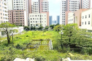 数千间闲置多年的安置房已老旧和损坏、造成严重浪费。