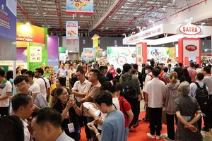 众多市民和企业前来参观展览。