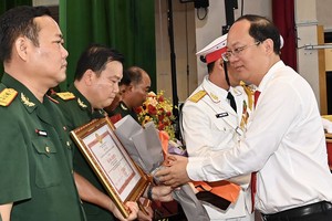 市委常务副书记阮胡海向出色集体与个人颁发奖状。（图：越勇）