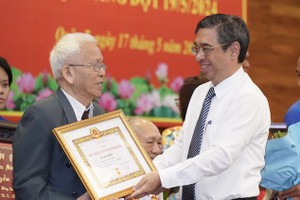 市委副书记阮福禄向高龄党员武维联颁授60年党龄纪念章。（图：黄雄）