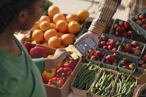 美国苹果公司在日本推出了商家可以把iPhone作为结算终端使用的服务。（图：共同社）
