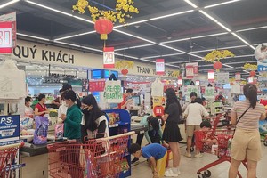 市民在超市购物。（图：互联网）