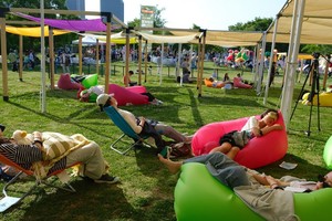 参赛者佩戴臂带式心率监测器，躺在气垫沙发睡觉。（图：互联网）