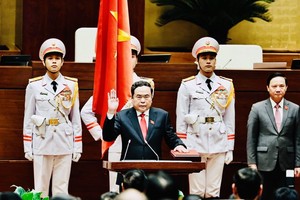 新任国会主席陈清敏宣誓就职。（图：越通社）