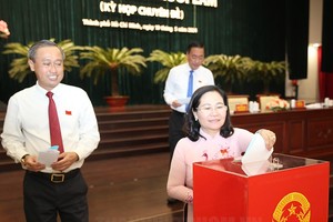 阮氏丽同志与市人民议会代表参加投选2021–2026年任期第十届市人委会副主席职称。