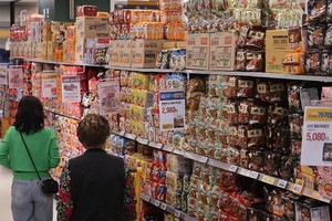 首尔一家大型超市内的方便面柜台。（图：韩联社）