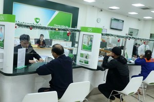 客户在越南外贸股份商业银行(Vietcombank)老街省分行交易。（图：越通社）