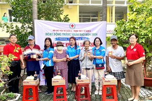 第六郡红十字会和联友音乐研究社代表向各老人发送礼物。