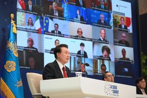 在韩国原总统府青瓦台迎宾馆，总统尹锡悦周二以视频连线方式出席人工智智能（AI）首尔峰会。（图：韩国总统办公室/AFP）