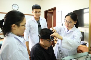 何氏清香博士试验以近红外光测量大脑活动的设备。