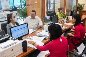 民众到公共行政中心办理行政手续。（图：石草）