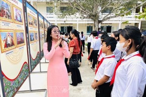 雄和中学的学生们正聆听讲解员介绍当地独特的文化遗产。（图：越通社）