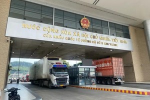 5月23日，大货车在金城2号陆路国际口岸来回穿梭。（图：人民报）