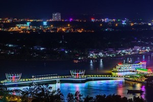 芹苴步行桥的美丽夜景。