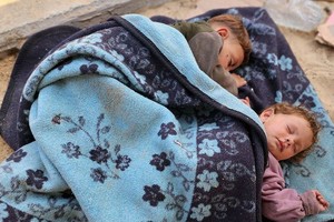 加沙地带南部的马瓦西，儿童露宿街头。（图：联合国）