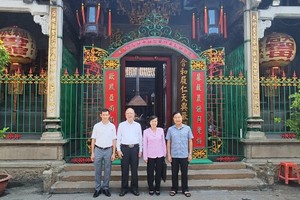 市人民议会原主席范芳草、第五郡越南祖国阵线委员会主席黎晋才与穗城会馆理事会成员合照留念。