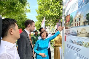 各贵宾参观图片展。