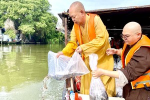 由第八郡佛教会长、龙华寺住持释慧功和尚正在放生。