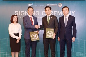开泰银行与BW公司代表交换合作协议。
