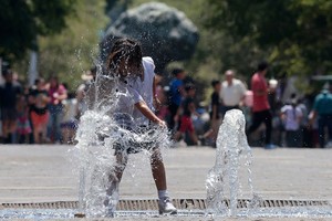 5月23日，一名女孩在墨西哥瓜达拉哈拉玩水。（图：新华社/AFP）