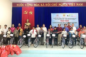 图温陵会馆理事会赠送自行车给达多县贫困学生。