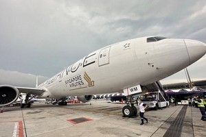 这是5月21日拍摄的备降在泰国曼谷素万那普机场的新加坡航空公司客机。（图：新华社/路透）