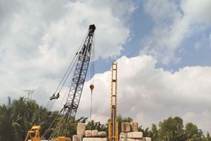 在美水交通枢纽，接收场地和机械、建材准备工作同时进行。