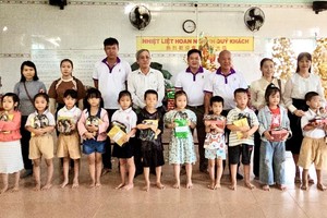 各代表与热心人士向学生发送礼物。