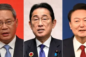 左起分别为中国国务院总理李强、日本首相岸田文雄与韩国总统尹锡悦将于本月27日举行5年以来的首次峰会，届时可能会跳过棘手的地缘政治转而讨论贸易、供应链稳定和免签旅游的问题。（图：AFP）