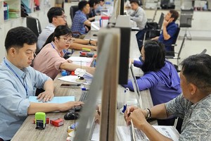 第十二郡人委会干部给民众受理和解决行政卷宗。