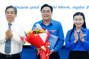 市委副书记阮福禄与共青团中央书记阮范维庄祝贺吴明海同志。（图：吴平）