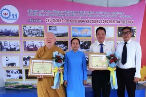 莲华寺住持释惟镇和尚（左一）和茶山庆云南院住持周华邦（左三）荣获郡表彰积极傚法胡志明榜样。