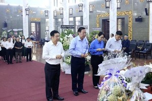 市人委会领导团在杜维连同志灵柩前上香哀悼。（图：东山）