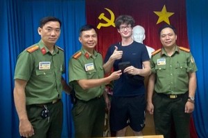 出入境监控第三队干部将财物交还失主（右二）时合影留念。（图：志石）