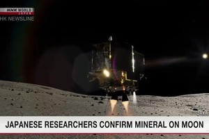 日本广播协会电视台等媒体27日报导，日本登月探测器上搭载的照相机拍摄的月表图像中可以看到10块岩石。（图：NHK 视频截图）