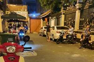 家长在第三郡阮通街上一家补习中心外等待着孩子。