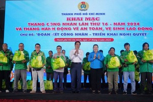 图为4月27日，市劳动联团领导向家境贫困劳动者赠送礼物。（图：英秀）