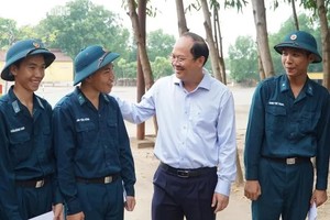 市领导探望勉励新战士