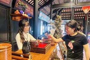 中国游客在庆和省购买纪念品。（图：春成）