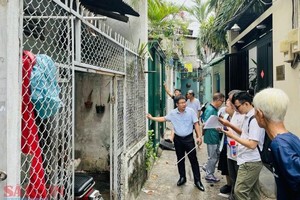 第三郡人委会干部实地勘察拟扩宽的巷道。（图：诚钟）