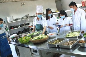 食品卫生安全小组对大勒市一家餐馆厨房烹制的食品进行检查。（示意图：安然）